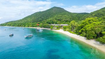 Aerial View of Fitzroy Island Beach – Coral Coast Paradise near Cairns, Australia A vivid aerial photograph of Fitzroy Island Beach, just off the coast of Cairns in tropical Far North Queensland. The image showcases the island’s lush...