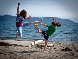 1F6Q0105 Nieces going at each other on the beach