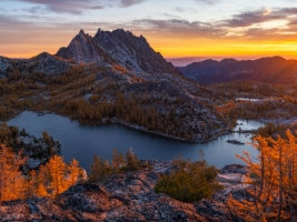 Enchantments Lakes and Prusik Peak Sunrise Fall Colors.jpg