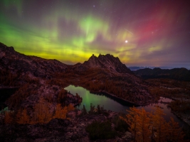 Enchantments Lakes and Prusik Peak Aurora Borealis.jpg