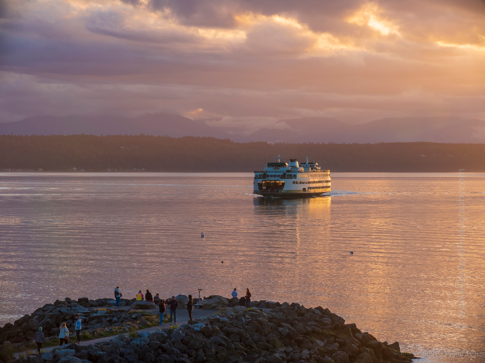 Edmonds Photography Ferry Arriving at Sunset