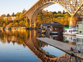 Seattle Lake Union Houseboats and Aurora Bridge Aurora Bridge and colorful houseboats along Seattle’s Lake Union glowing in golden hour light, with reflections shimmering across calm water on a clear autumn...