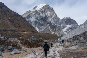 Trekkers on Thokla Pass Nepal.jpg