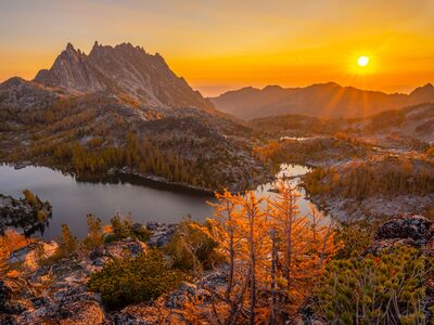 Sunrise Over the Golden Enchantments Sunrise breaks over Washington’s Enchantments, bathing golden alpine larches, granite ridges, and high mountain lakes in warm autumn light. Prusik Peak rises...