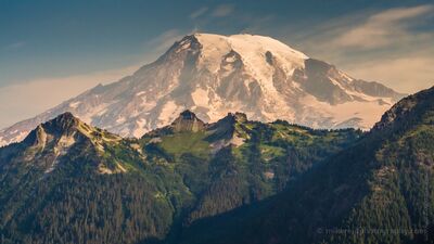 Aerial View of Mount Rainier and the Tatoosh Range from the South — Pacific Northwest Mountain Landscape A breathtaking aerial perspective of Mount Rainier rising above the rugged Tatoosh Range, captured from the southern approach in the Cascade Mountains of...