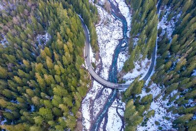 Baker Lake Road Aerial – Northwest Forest River and Winter Landscape A striking aerial view over Washington’s Baker Lake Road, where a winding forest road and icy blue river cut through snow-dusted evergreens in the North...